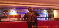 दुवईमा पर्वते गायक आर.सी पौडेलले अंग्रेजीमा  गित गाएपछि हंगामा