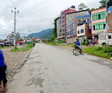 मध्यपहाडी लोकमार्ग विस्तारले विस्थापनको त्रास, करोडौं खर्चिएका घरबाट राेडमा अाउनुपर्ने चिन्ता