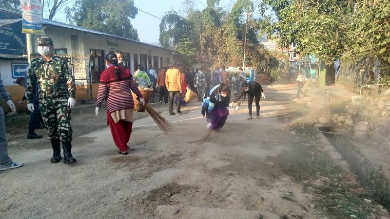 पर्वतका सिडियोको हातमा कुचो