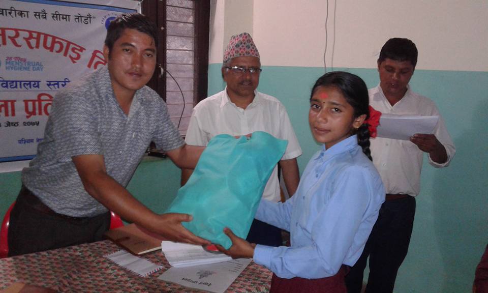 पर्वतको महाशिलामा विद्यार्थीहरुलाई सेनेटरि प्याड बितरण
