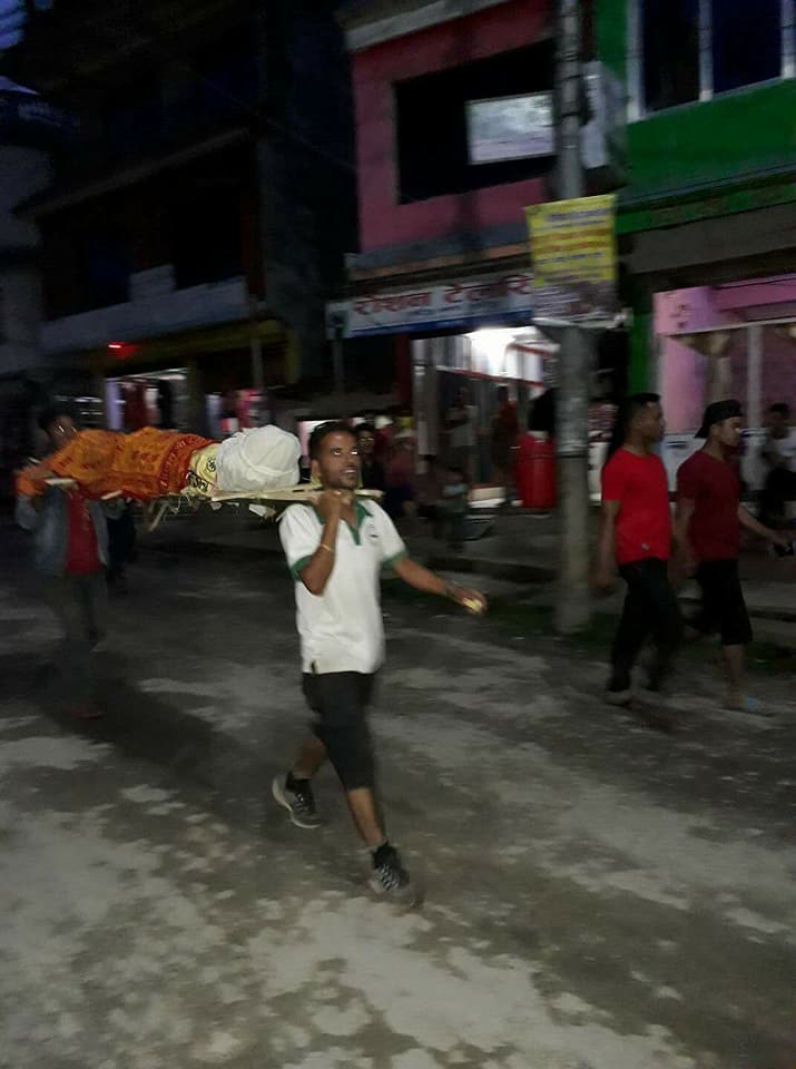 केपी ओलीको लास बनाएर डुलाए बिद्यार्थीले