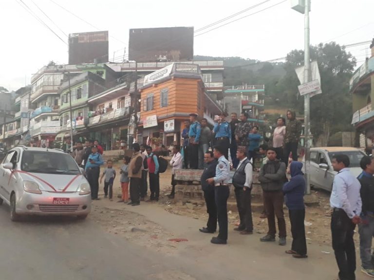 ट्राफिक प्रहरीले सिकायो साईड बत्ती बाल्ने तरिका...........