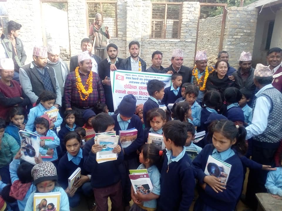 नेवि संघको उदाहरणिय कार्य-जाडोयाममा विद्यार्थीलाई न्यायो कपडा सँगै शैक्षिक सामग्री