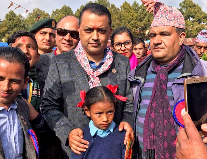 देवी सार्कीले भेटिन गगन थापालाई