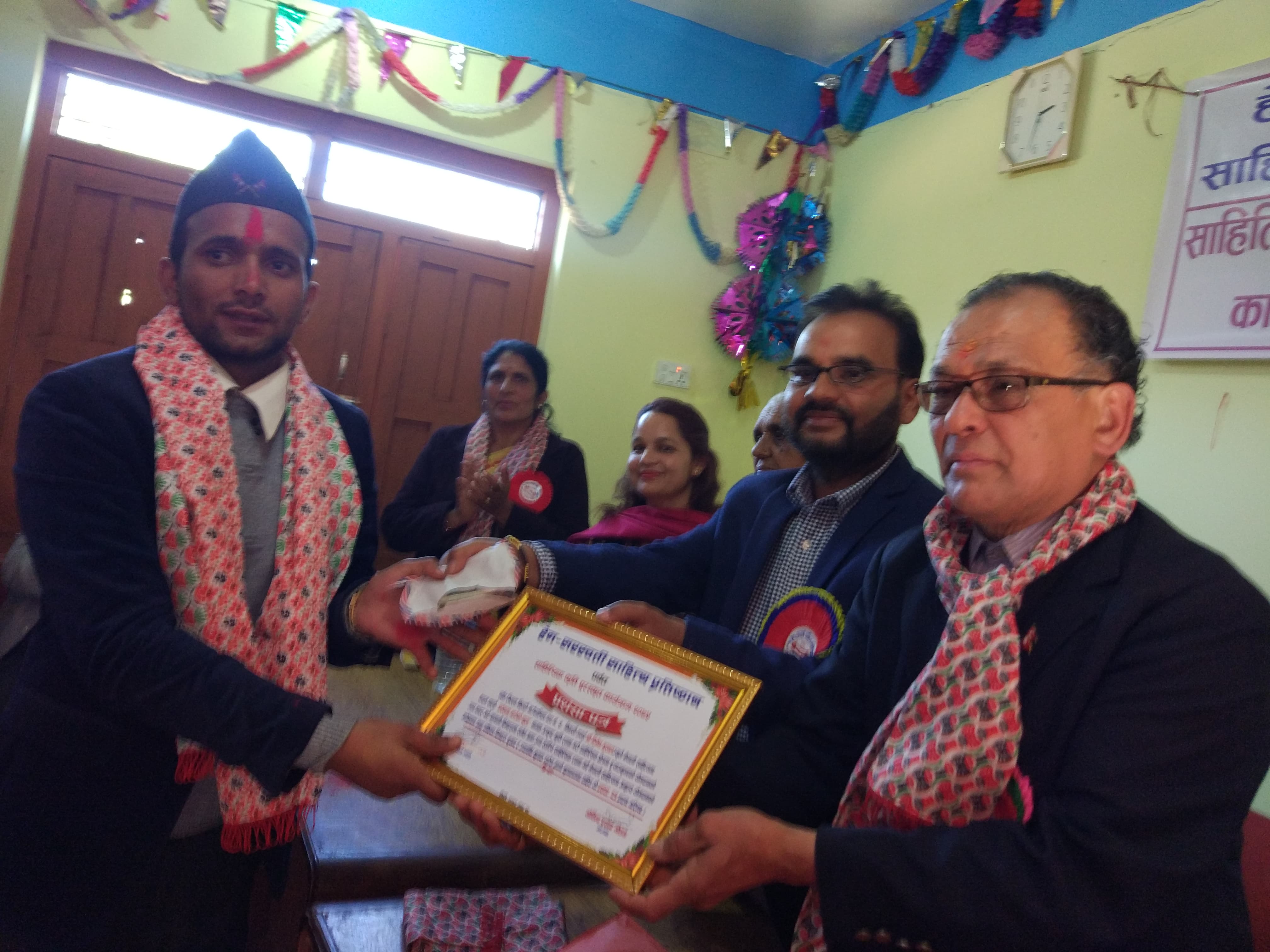 ‘परदेशमा झरेको फुल’ पुरस्कृत