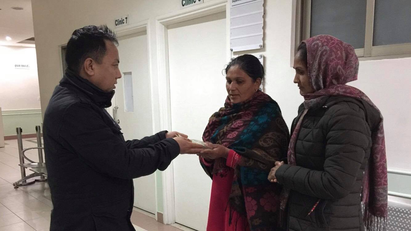 पर्वत वेलफेयर सोसाईटीद्धारा तिलकुमारी क्षेत्रीको उपचारमा आर्थिक सहयोग