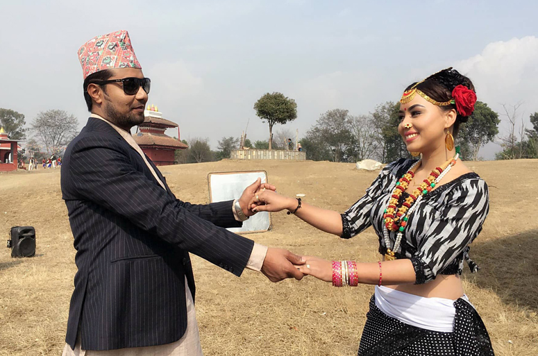 गायक कृष्ण समीप सुवेदी सिरुपाते खुकुरी बोकेर आएपछि (भीडीयो सहित)