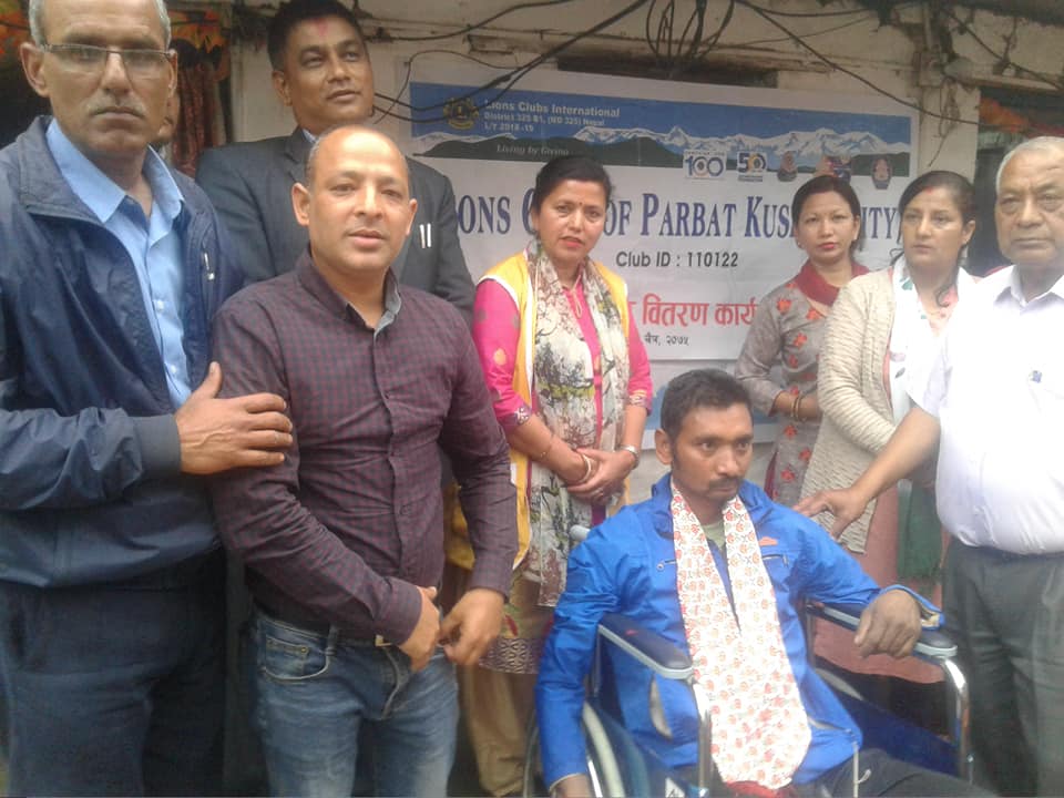 पर्वतका फरक क्षमता भएका व्याक्तिलाई ह्विलचियर बितरण