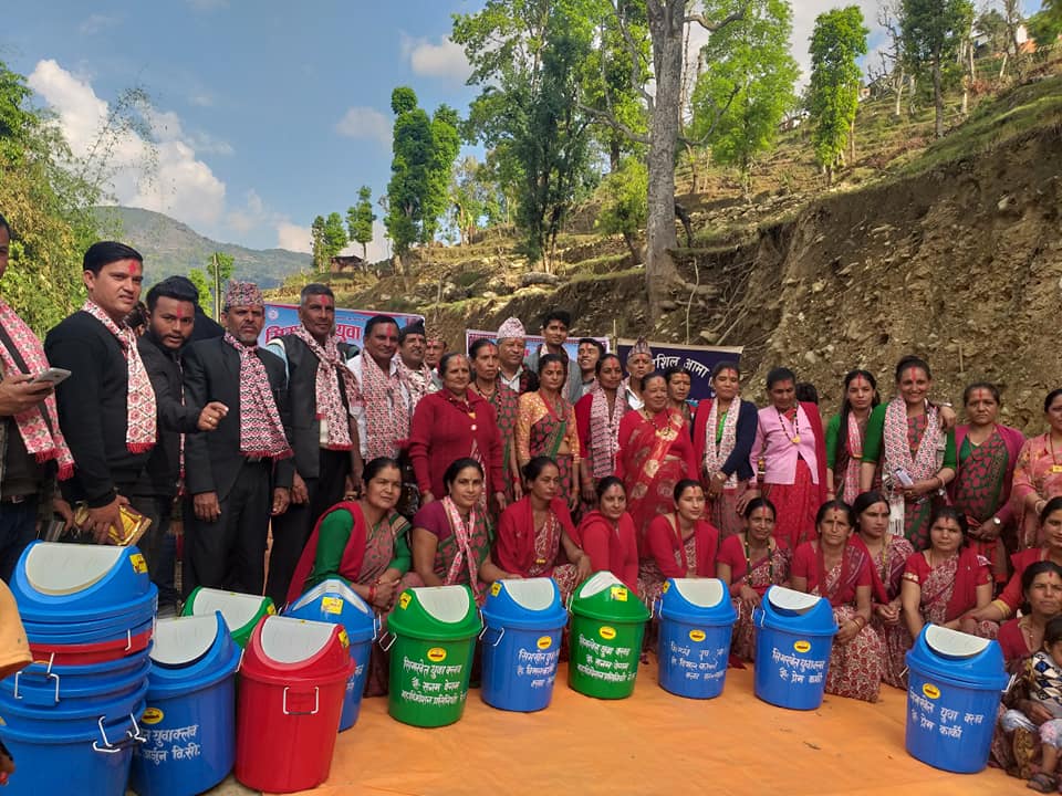 सिमखेत यूवा क्लबको रचनात्मक काम : गाउँ सफा राख्न डस्टबीन वितरण
