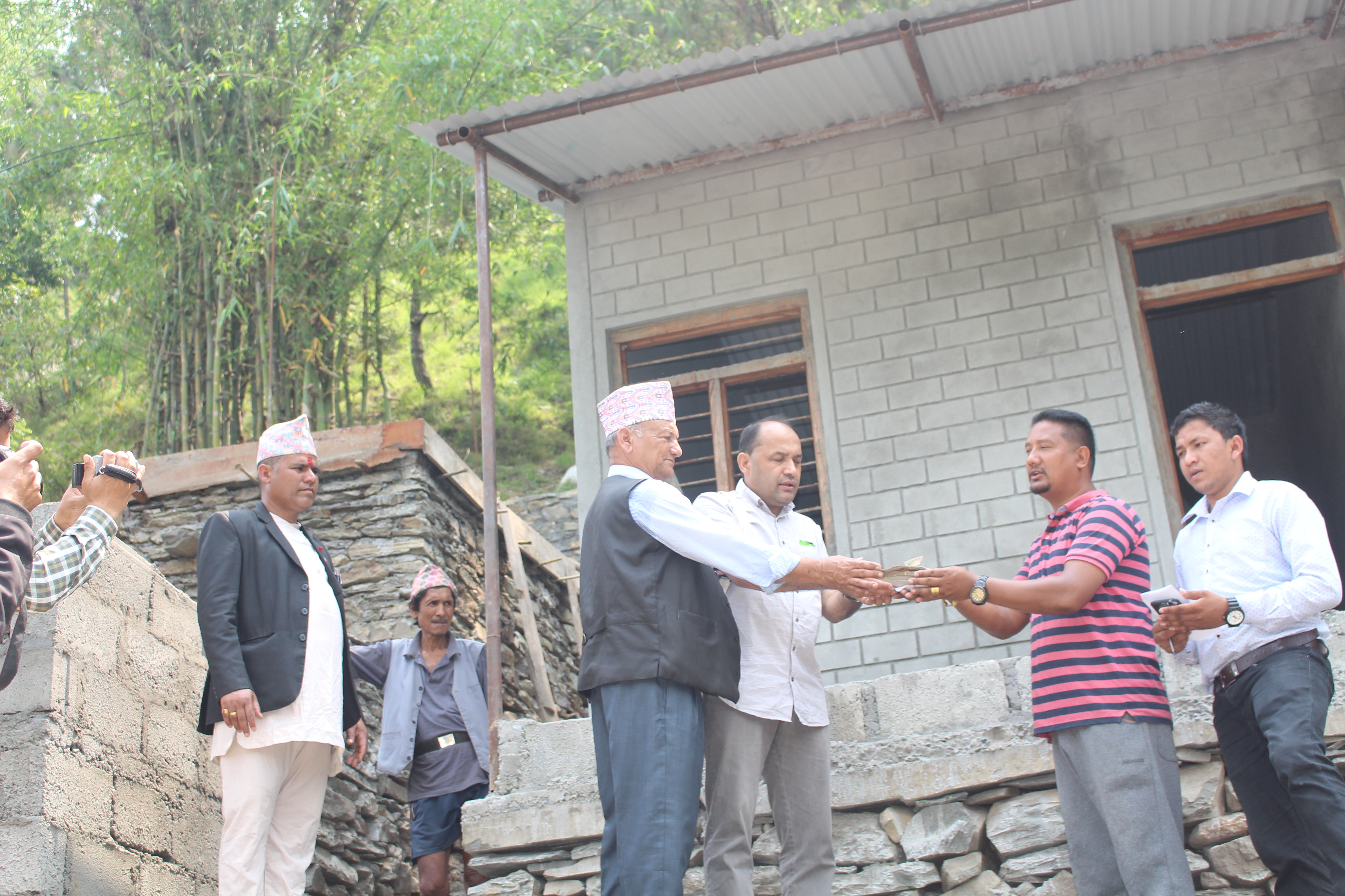 अन्तराष्ट्रिय पर्वत समाजद्धारा बाढि –पहिरो पीडितलाई दोस्रो किस्ताको रकम हस्तान्तरण