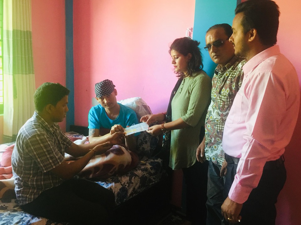 क्यान्सर पीडितलाई घरमै पुगेर आर्थिक सहयोग हस्तान्तरण