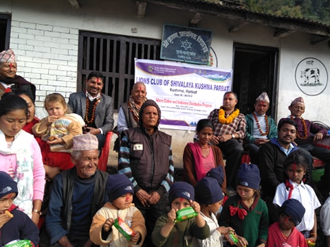लायन्स क्लव अफ शिवालयद्धारा दुर्गमका विद्यार्थीलाई न्यानो कपडा वितरण