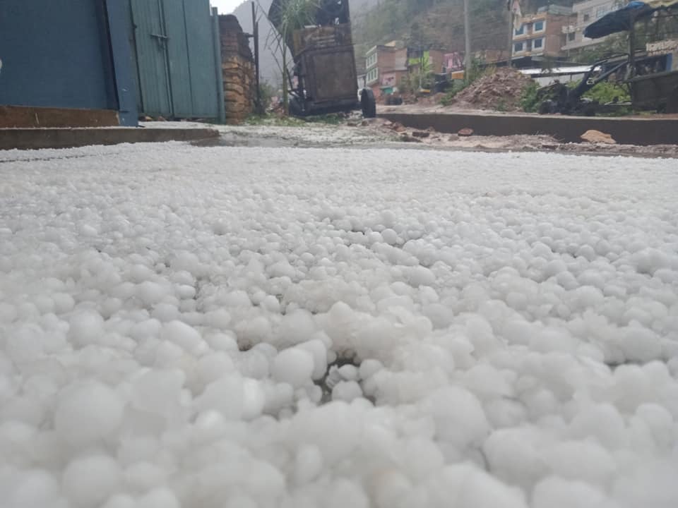 पर्वतमा ठुलो मात्रामा पानी र असिना