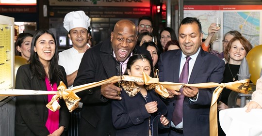 मनकारी आचार्य : बेलायतमा स्वास्थ्यकर्मीहरूलाई निःशुल्क खाना खुवाउँदै