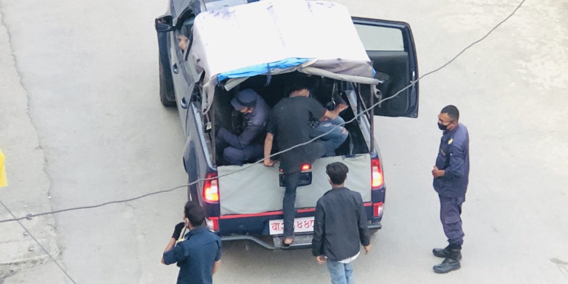लकडाउन उल्लघंन गर्नेलाई धमाधम प्रकाउ गदै प्रहरी