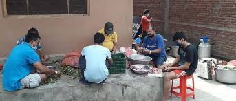 पर्वत : पोखरा बागलुङ राजमार्ग हुँदै जाने यात्रुहरुलाई खाना ख्वाउन थालियो