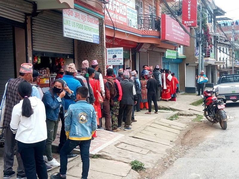 पर्वतमा लकडाउन खुकुलो, बैंकमा सेवाग्राहीको भीड ह्वात्तै बढ्यो