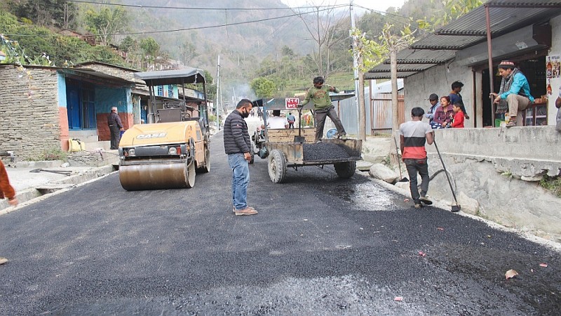दक्ष कामदार अभावमा सडक कालोपत्रेको काम अलपत्र