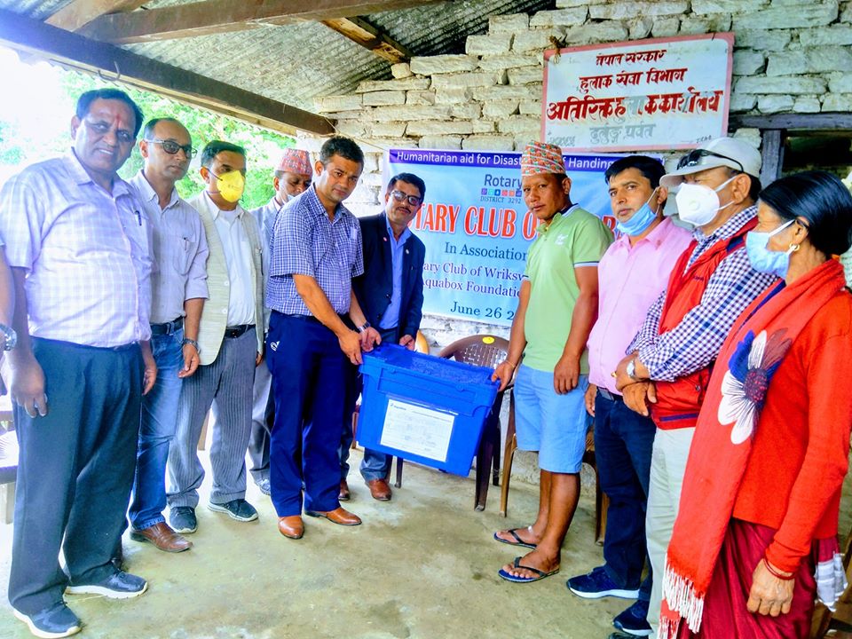 पर्वतको दुर्लुङका पहिरोपिडित र जोखिममा परेका व्यक्तिलाई सहयोग हस्तान्तरण