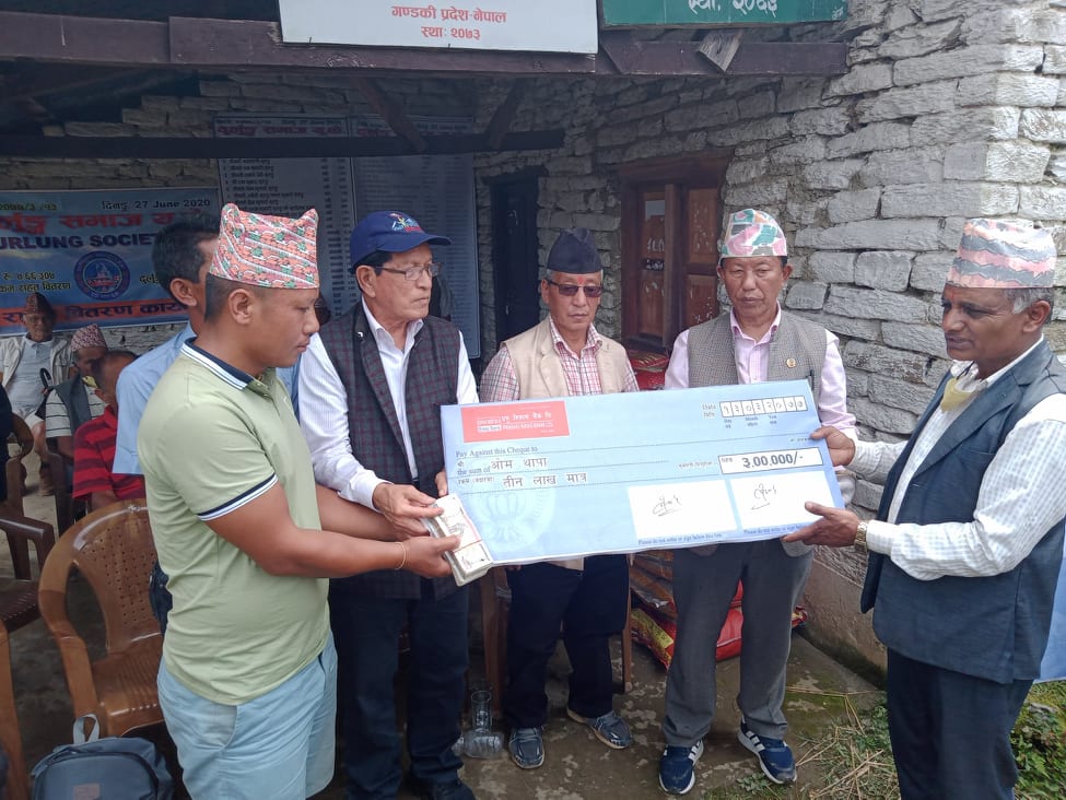 पर्वतको दुर्लुङ्ग पहिरोका पीडितलाई दुर्लुङ्ग समाज युकेद्धारा ९ लाख ६४ हजार भन्दा बढि रकम सहयोग