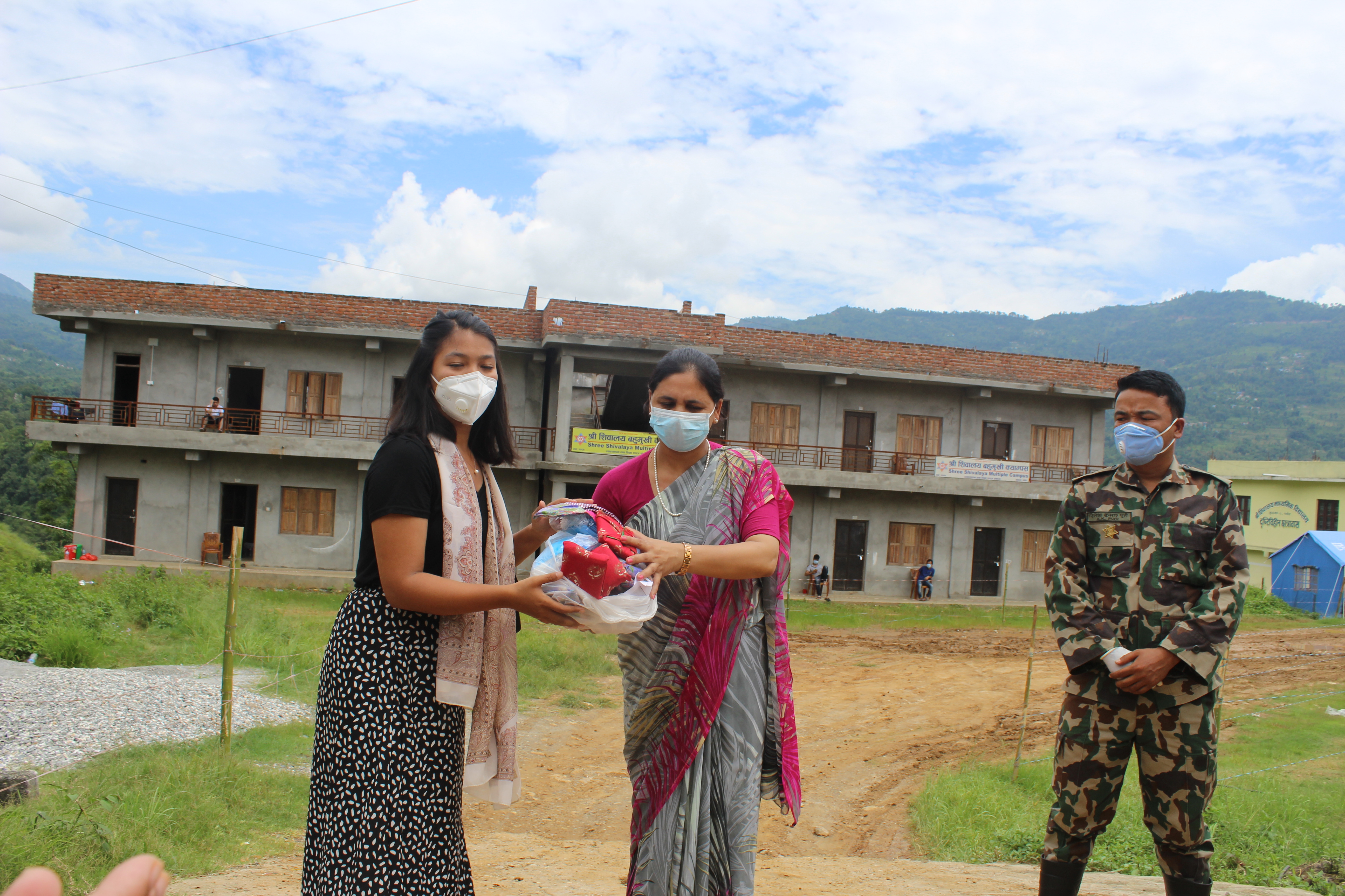 पखेटा नेपालद्धारा क्वारेण्टाइनमा बस्ने महिलाहरुका लागि प्याड लगायतका स्वास्थ्य सामाग्री प्रदान