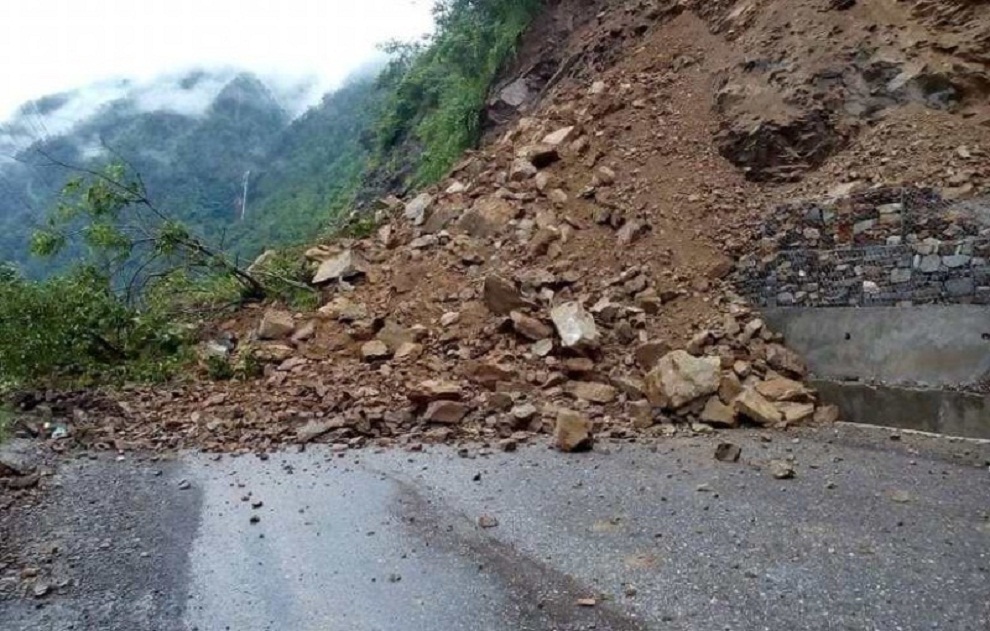 पहिरोले मध्यपहाडी लोकमार्गको पर्वत – बागलुङ खण्ड अबरुद्ध
