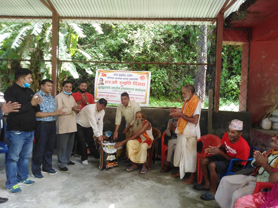 पुष्पलाल स्मृति दिवसमा मोदीबेणीमा सरसफाई र बृद्धाश्रममा खाद्यन्न बितरण