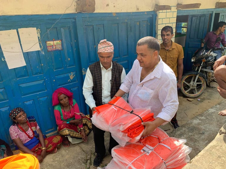 पर्वत धाईरिङका पहिरो पीडितलाई  त्रिपाल र चामल