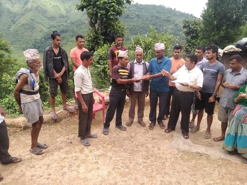 पर्वत वेल्फेयर सोसाईटी यूकेद्धारा पहिरो पीडितलाई नगद सहयोग