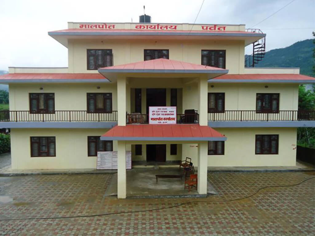 आक्रोशित सेवाग्राहीद्धारा मालपोतमा तोडफोड