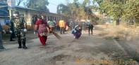 पर्वतका सिडियोको हातमा कुचो