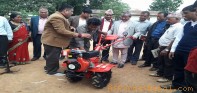 फलेवासका कृषकलाई व्यवसायिक बनाउन आवश्यक उपकरण  बितरण
