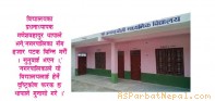 विद्यालयको प्राङ्गढमा पोल छ बिजुली बल्दैन