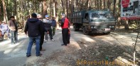फोहोर फाल्न कुश्मा नगरपालिकालाई अवरोध, सडकमा खाल्डा पारेर बिरोध