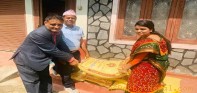 लकडाउनको कारण समस्यामा परेका एकल महिलालाई नेपाल महिला संघद्धारा खाद्यान्न वितरण