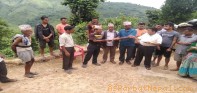 पर्वत वेल्फेयर सोसाईटी यूकेद्धारा पहिरो पीडितलाई नगद सहयोग