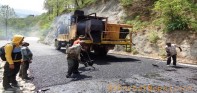 मध्यपहाडी लोकमार्गमा कालोपत्र बिच्छाउन शुरु