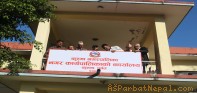 शिक्षक माग्दै कुश्माका मेयरलाई विद्यार्थीले घेरे