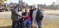 लक्ष्मी तिवारीलाई रामप्रसाद भुसालद्धारा सहयोग हस्तान्तरण